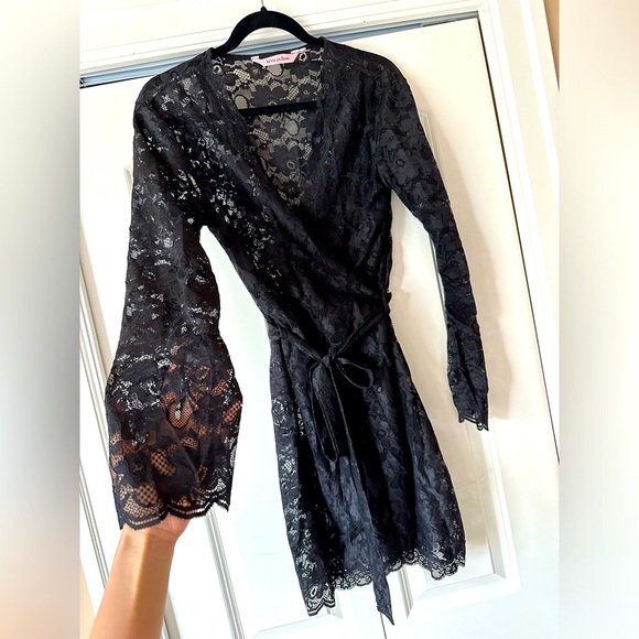 Beautiful Black Lace Robe with Scalloped Edges - Picture 1 of 4